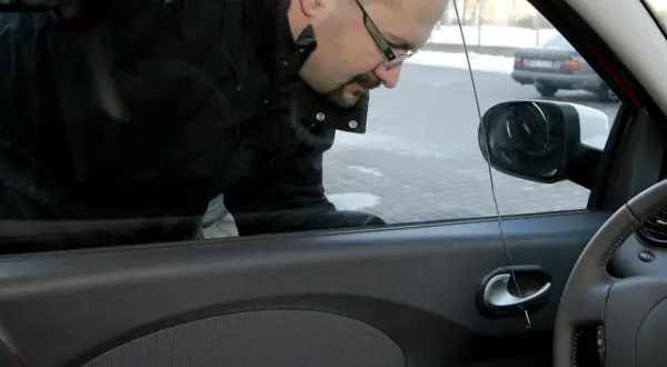 Jak otworzyć Audi A4 B5 bez kluczyka? Sprawdź skuteczne i bezpieczne metody!